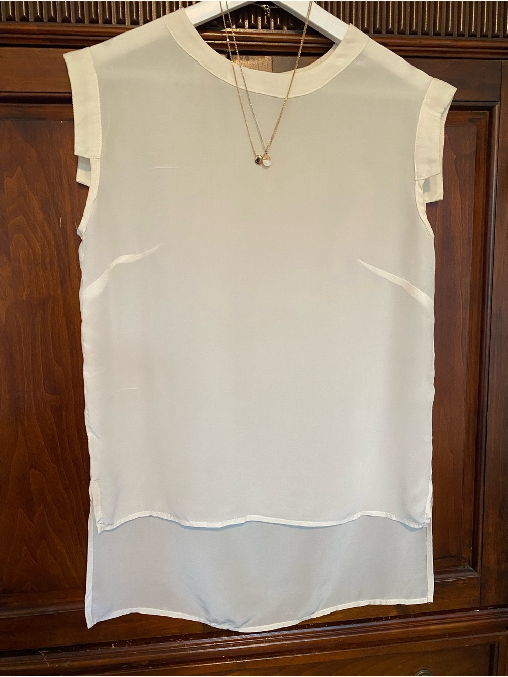 100% Silk Sleeveless Ivory Chiffon High Low  Blouse keyhole back Medium